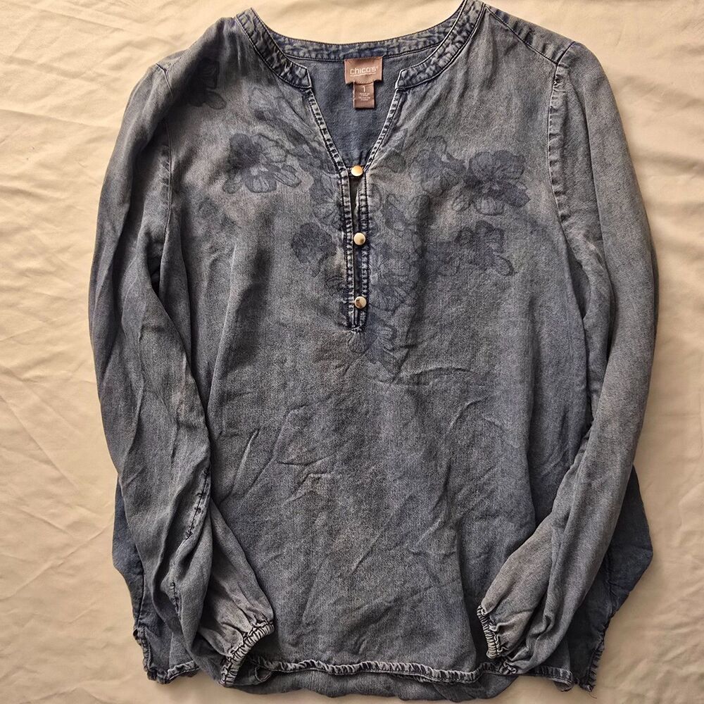 Chicos Women Sz 1 Blue Denim Blouse Floral Print Split Neck Henley